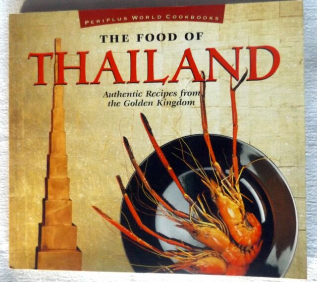 KRAUSS, Sven. : "The food of Thailand. Authentic recipes from the Golden Kingdom".       