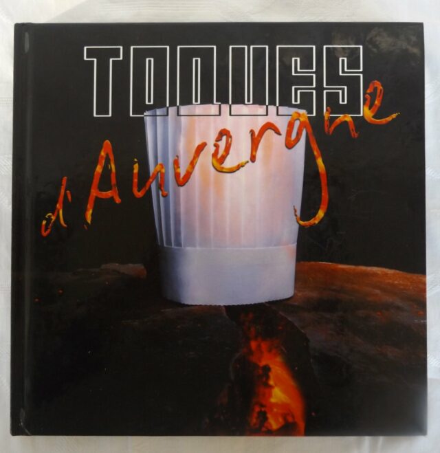 BOYER, Pierre : "Toques d'Auvergne. 62 recettes volcaniques par 31 chefs du Cantal, de la Haute-Loire, de l'Allier et du Puy-de-Dôme "