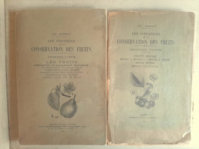 ARNOU, Ch : ". Les industries de la conservation : Tome 1 : Les fruits - composition et caractères principaux : conservation à l'état frais par la chaleur, par dessiccation, par le froid, par le sucre. Tome 2 : Fruits rouges, à noyaux, fruits divers, fruits exotiques." 