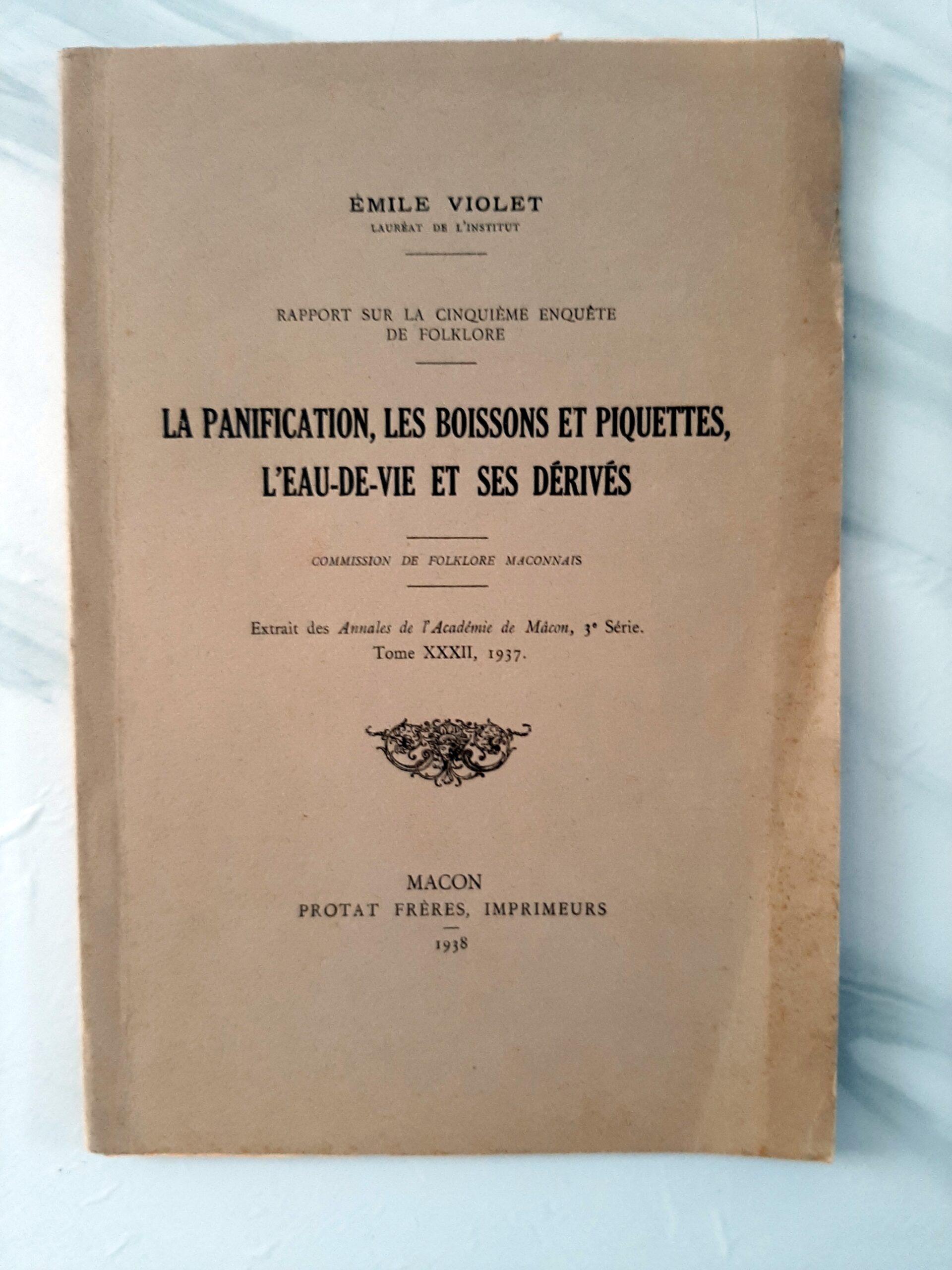 VIOLET, Emile : "Rapport sur la cinquième enquête de folklore. La panification, les boissons et piquettes, l'eau-de-vie et ses dérivés. Commission de Folklore maconnais."